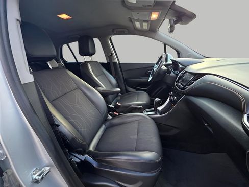 Used 2022 Chevrolet Trax LT w/ LT Convenience Package image 11