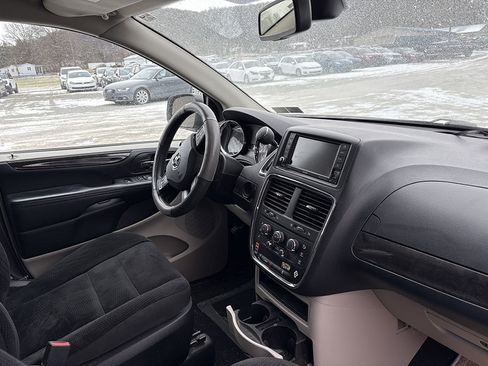 Used 2019 Dodge Grand Caravan SE w/ UConnect Hands-Free Group image 6