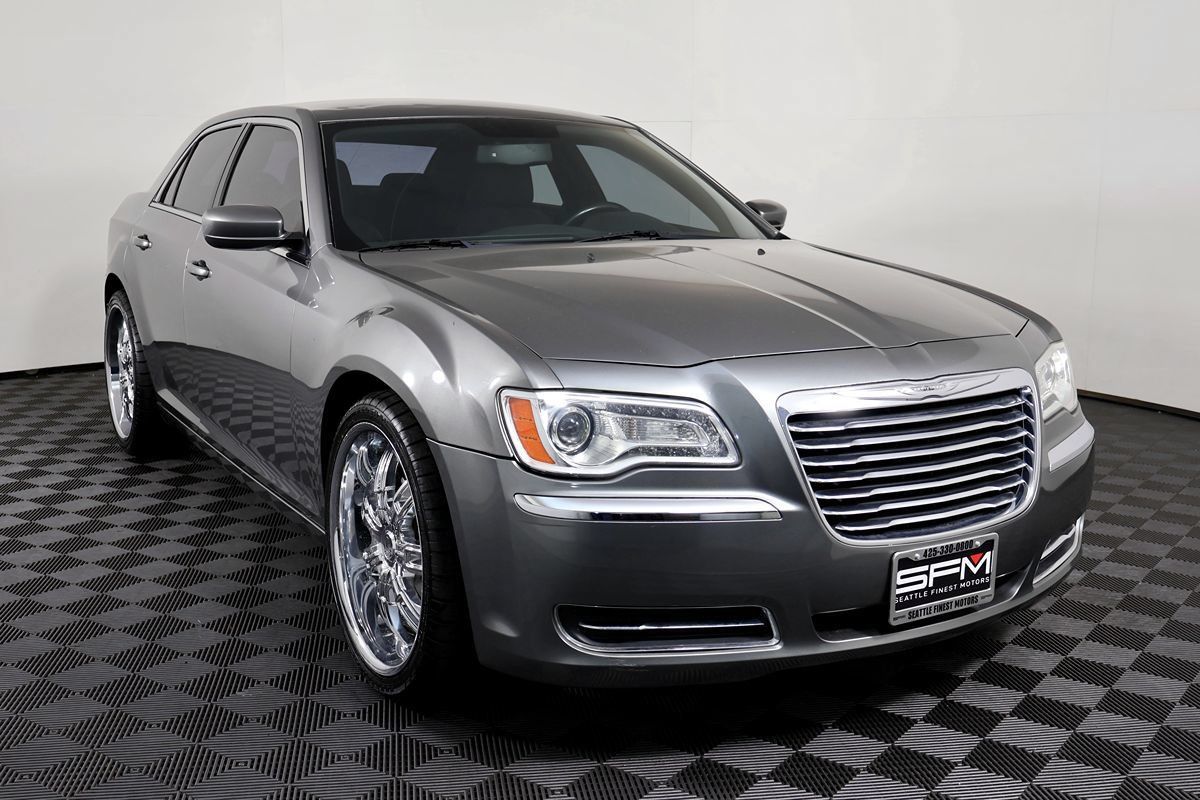 Used 2012 Chrysler 300 RWD image 5