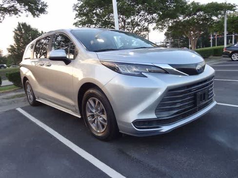 Used 2021 Toyota Sienna LE w/ LE Plus Package FWD image 3