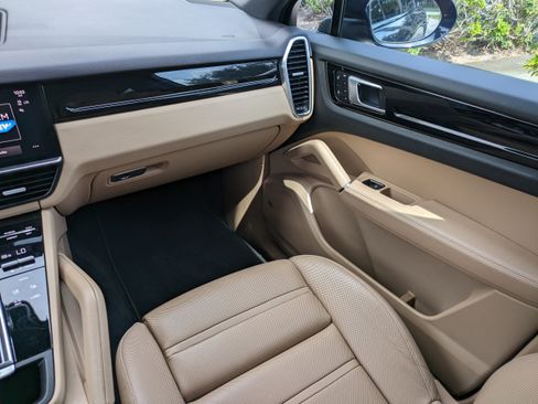 Used 2022 Porsche Cayenne Coupe AWD/4WD image 19