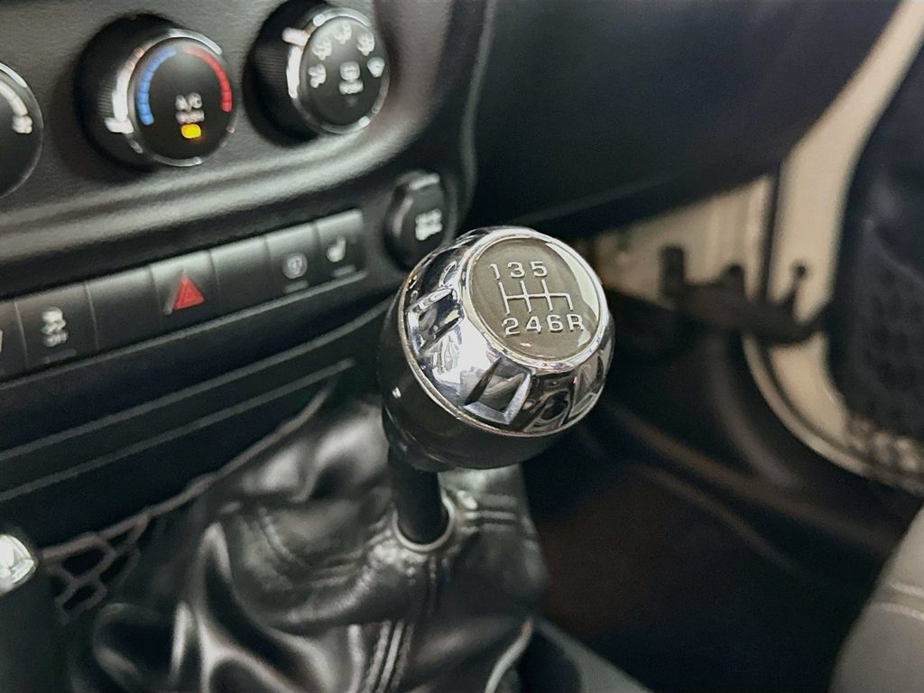 Used 2017 Jeep Wrangler Unlimited Rubicon w/ Connectivity Group AWD/4WD image 16