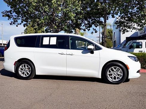 Used 2022 Chrysler Voyager LX image 7