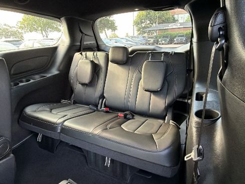 Used 2025 Chrysler Pacifica Select FWD image 24