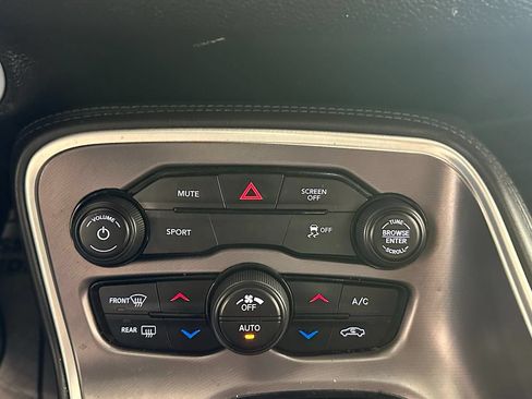 Used 2020 Dodge Challenger SXT RWD image 31