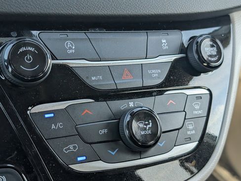 Used 2024 Chrysler Voyager LX image 13