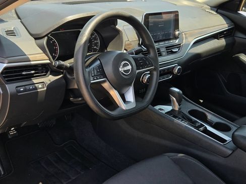 Used 2025 Nissan Altima 2.5 SV FWD image 32