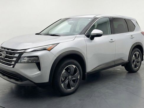 Used 2025 Nissan Rogue SV AWD/4WD image 3