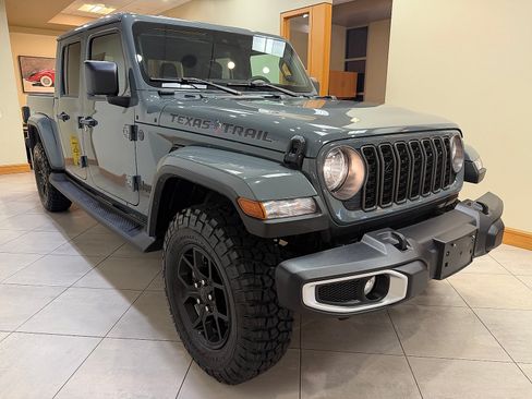 Used 2025 Jeep Gladiator Sport AWD/4WD image 2