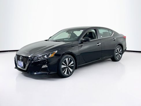 Used 2021 Nissan Altima 2.5 SV w/ SV Premium Package image 1