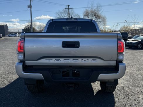 Used 2022 Toyota Tacoma TRD Sport image 10
