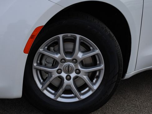 Used 2023 Chrysler Voyager LX image 15