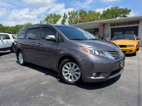Used 2017 Toyota Sienna AWD image 1