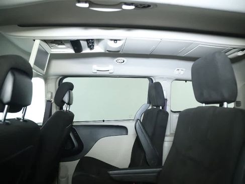 Used 2015 Chrysler Town & Country Touring FWD image 14