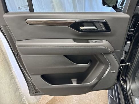 Used 2025 Chevrolet Suburban Premier AWD/4WD image 29