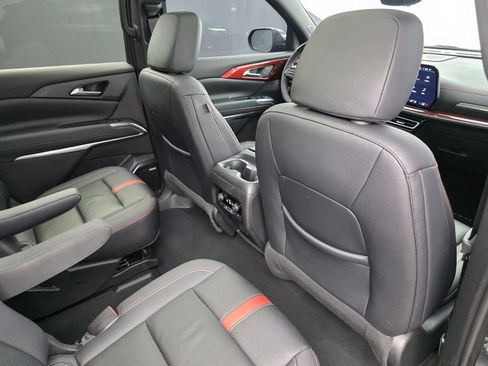Used 2024 Chevrolet Traverse RS FWD image 32