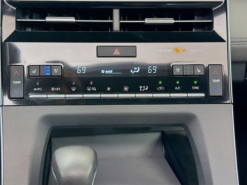 Used 2019 Toyota Avalon Limited image 18