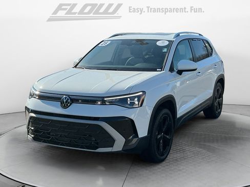 Certified 2025 Volkswagen Taos SEL w/ Black Wheel Plus Package image 4