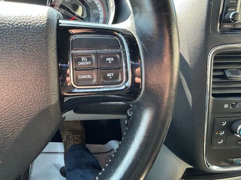 Used 2016 Dodge Grand Caravan SE FWD image 19