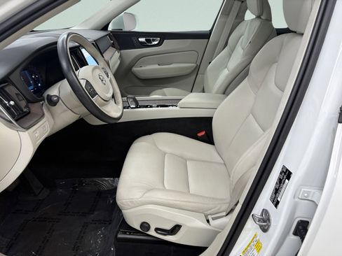 Used 2022 Volvo XC60 B5 Momentum image 11