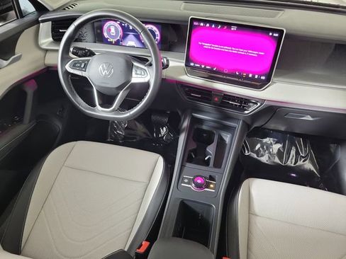 Used 2025 Volkswagen Tiguan SE FWD image 15