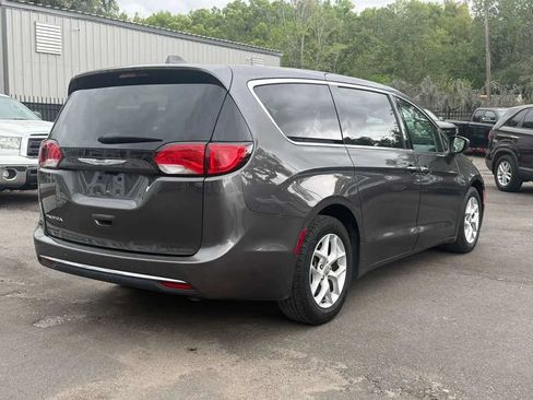 Used 2017 Chrysler Pacifica Touring Plus w/ Tire & Wheel Group FWD image 9