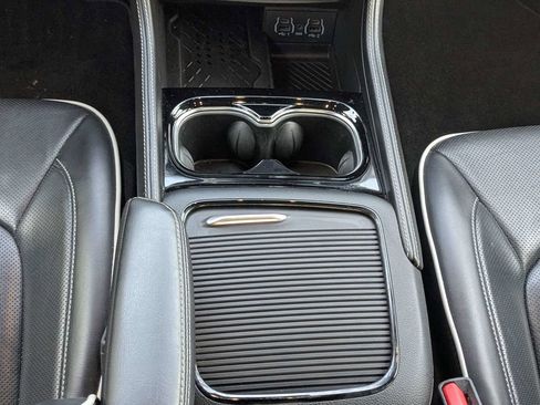 Used 2025 Chrysler Pacifica Limited FWD image 19