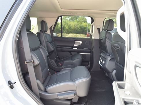 New 2025 Ford Expedition Platinum w/ Driver's Package image 24