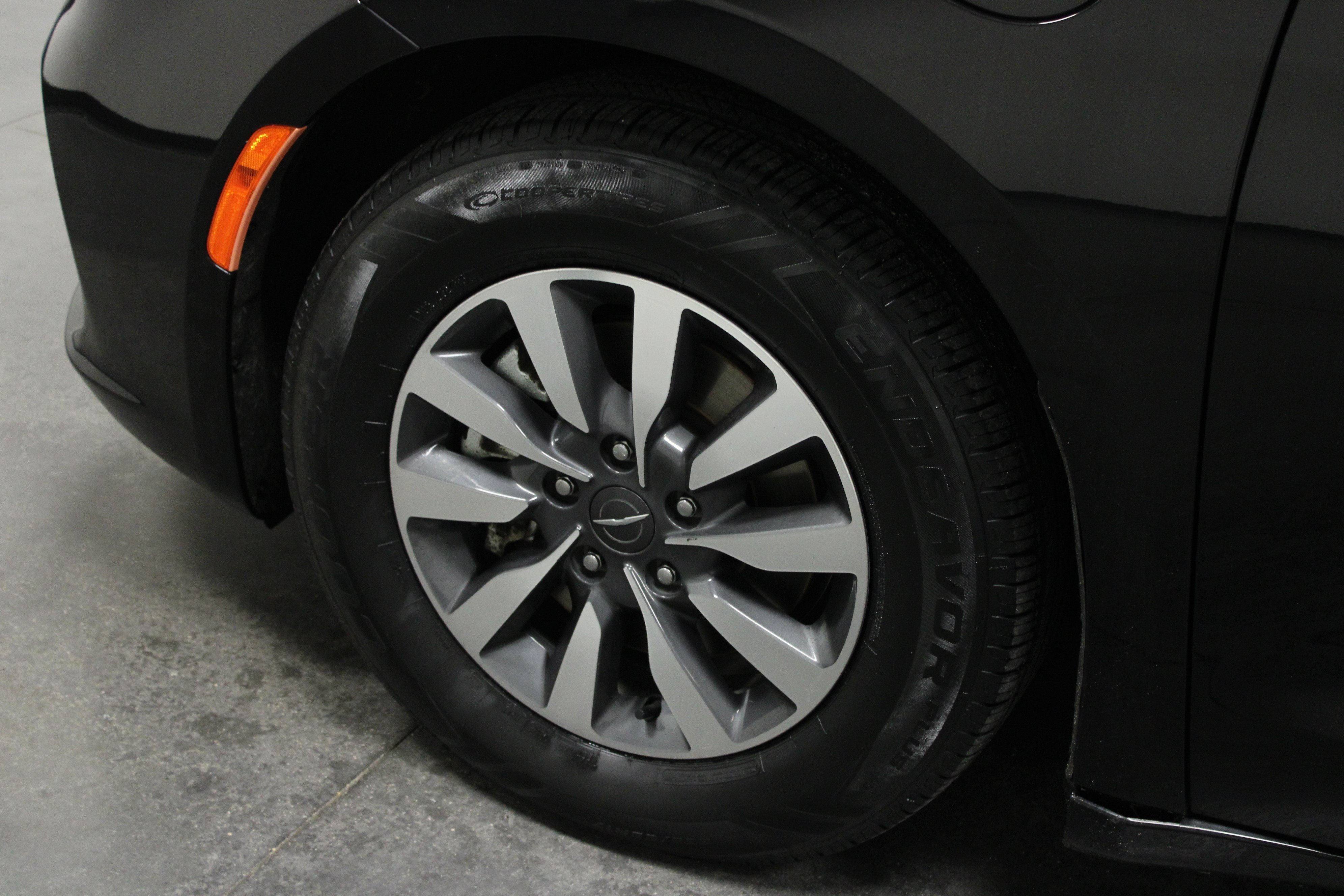 Used 2023 Chrysler Pacifica Touring-L FWD image 10