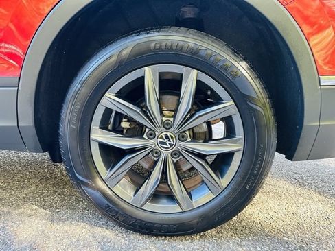 Used 2022 Volkswagen Tiguan SE w/ Panoramic Sunroof Package image 28