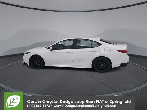 Used 2025 Toyota Camry SE image 11