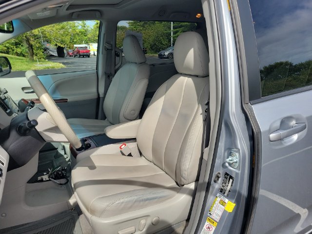 Used 2014 Toyota Sienna XLE FWD image 19