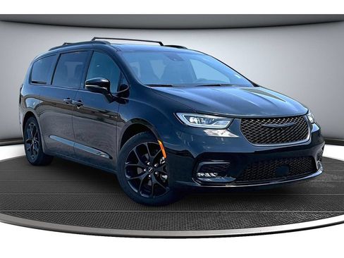 Certified 2025 Chrysler Pacifica Limited FWD image 2