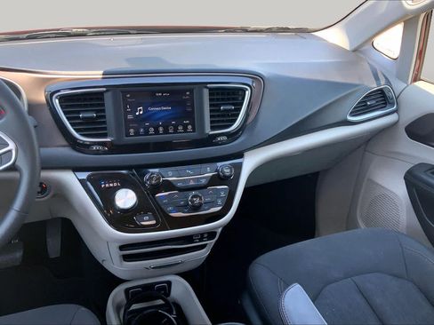 Used 2018 Chrysler Pacifica Touring Plus w/ Tire & Wheel Group FWD image 7