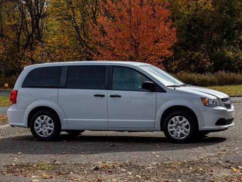 Used 2019 Dodge Grand Caravan SE w/ UConnect Hands-Free Group image 3