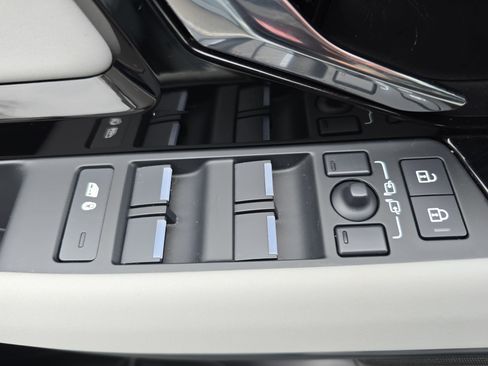 Used 2025 Land Rover Range Rover Evoque S image 28