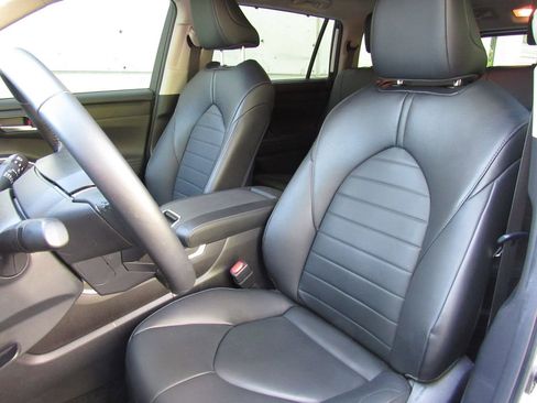 Certified 2024 Toyota Highlander XLE AWD/4WD image 11
