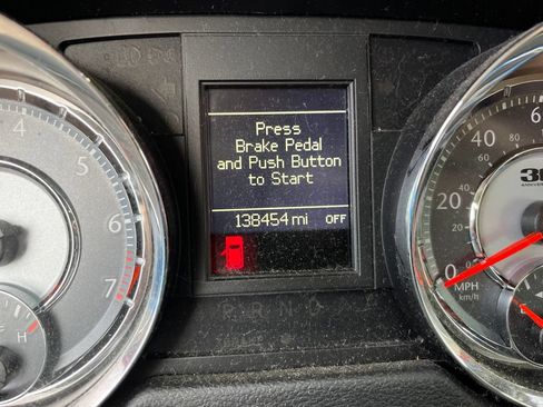 Used 2014 Chrysler Town & Country Touring-L FWD image 5