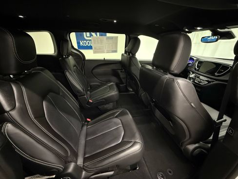 Used 2025 Chrysler Pacifica Select FWD image 6
