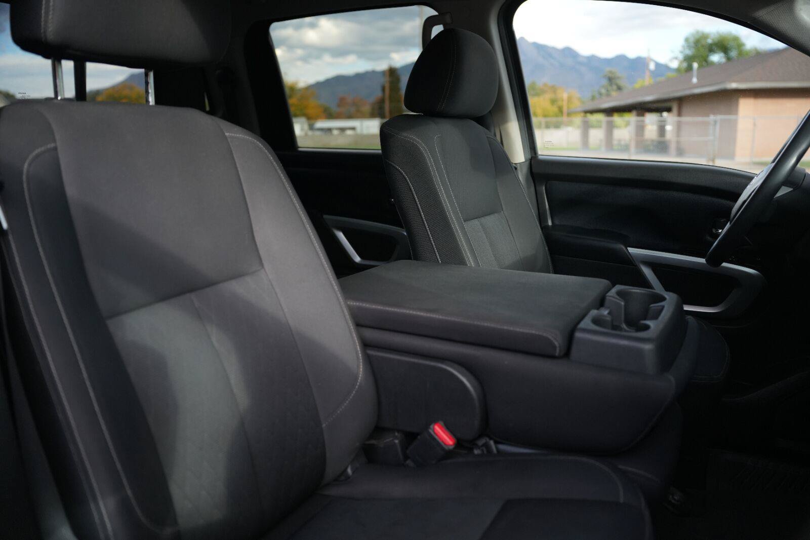 Used 2018 Nissan Titan SV AWD/4WD image 23