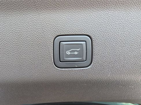 Certified 2023 GMC Yukon XL SLT w/ SLT Premium Package AWD/4WD image 17