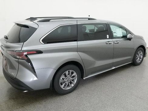 New 2026 Toyota Sienna XLE image 12
