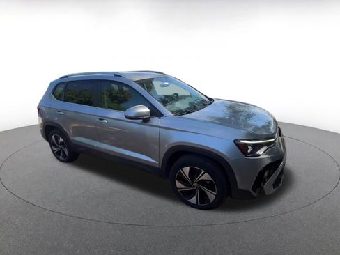 Used 2025 Volkswagen Taos SE AWD/4WD image 2