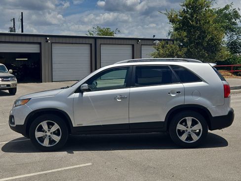 Used 2013 Kia Sorento EX w/ EX V6 Premium Pkg AWD/4WD image 2