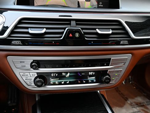 Used 2021 BMW 750i xDrive w/ Luxury Rear Seating Package AWD/4WD image 30