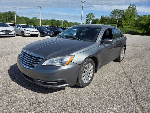 Used 2011 Chrysler 200 Touring FWD image 2