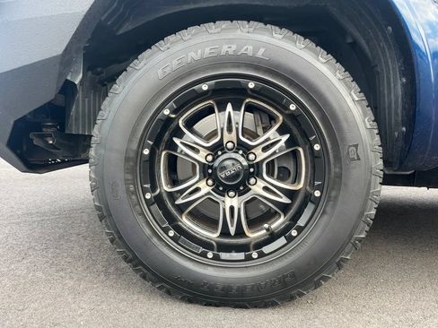 Used 2017 Nissan Titan PRO-4X w/ Pro-4x Convenience Package AWD/4WD image 4