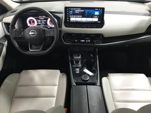 Used 2025 Nissan Rogue SL AWD/4WD image 13