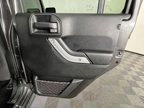 Used 2018 Jeep Wrangler Unlimited Rubicon w/ Cold Weather Group image 14