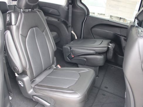 New 2026 Chrysler Pacifica Select image 30